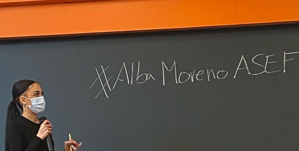 Alba Moreno imparte una conferencia en la Facultad de Física de la Universidad de Sevilla. Foto: Instagram