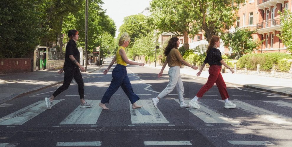 Las Ginebras emulan la portada del álbum Abbey Road de The Beatles con George, Paul, Ringo y John cruzando un paso de cebra en el norte de Londres. Foto: Vanana records