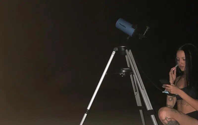 Alba Moreno observa las estrellas desde un telescopio. Foto: Instagram