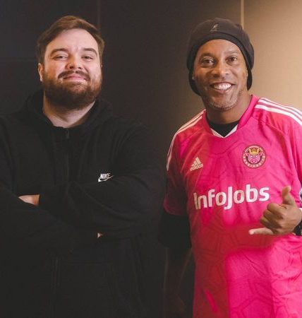 Ibai Llanos junto a Ronaldinho.