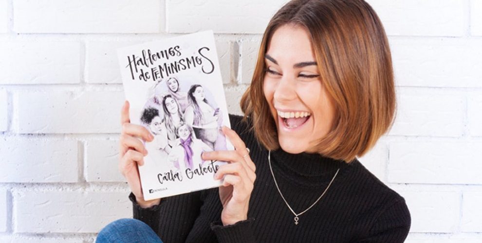 Carla Galeote sostiene su primer libro, 'Hablemos de feminismos'. Foto: Instagram