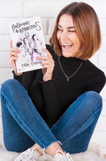 Carla Galeote sostiene su primer libro, 'Hablemos de feminismos'. Foto: Instagram