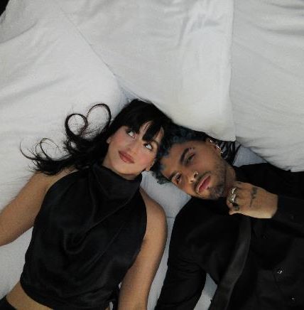 Rosalía y Rauw Alejandro en el videoclip de 'Beso', la primera canción de su EP.