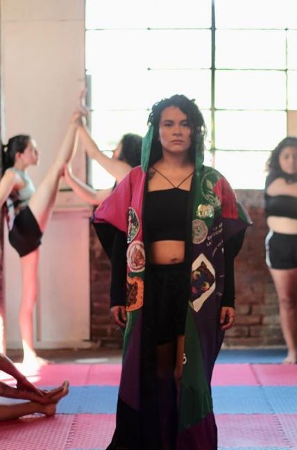 Fotograma del videoclip del tema 'Lucha como mujer', de Rebeca Lane.