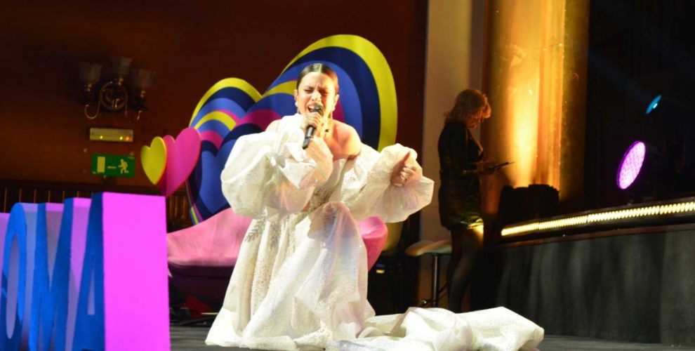 Blanca Paloma interpreta 'Plumas de nácar' en su despedida antes de partir para Eurovisión.