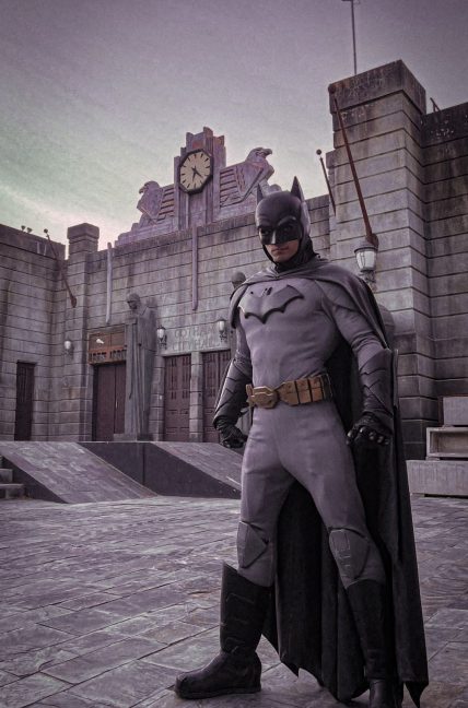 Batman en la Plaza Gotham City del Parque Warner. Foto: Instagram