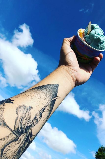 Un hombre sostiene un helado y muestra su antebrazo tatuado. Foto: Pxfuel