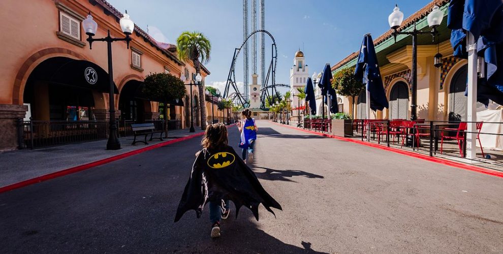 Una niña disfrazada de Batman entra en el Parque Warner, con la atracción Batman Gotham City Escape de fondo. Foto: Instagram