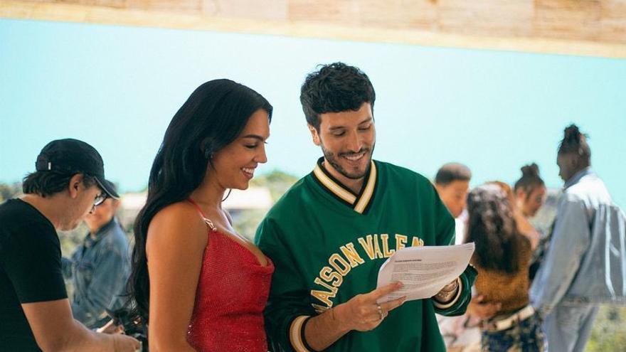 Sebastián Yatra dirige a Georgina Rodríguez en el videoclip 'Energía Bacana'. Foto: Eva Banegas