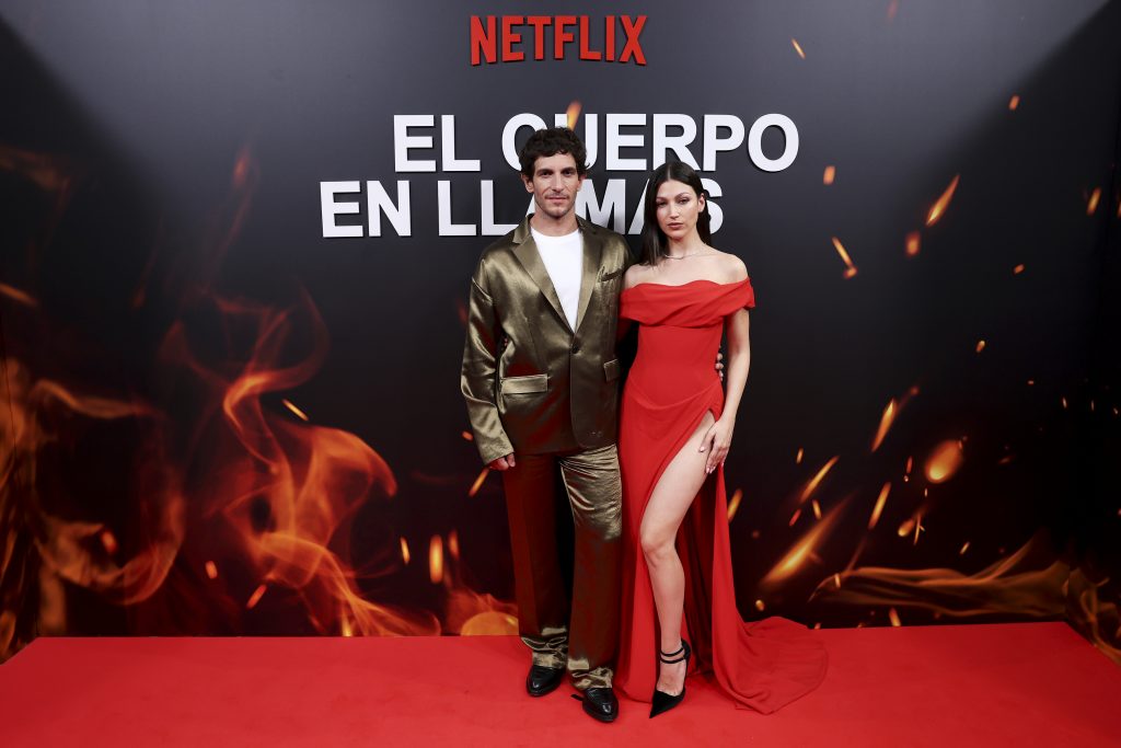 Quim Gutiérrez y Úrsula Corberó posan en la alfombra roja de la premiere de 'El cuerpo en llamas'. Foto: Pablo Cuadra, cedida por Netflix