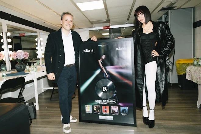 Narcís Rebollo, presidente de Universal Music para España y Portugal entrega a Aitana el Disco de Platino en el Wizink Center. Foto: Universal Music.