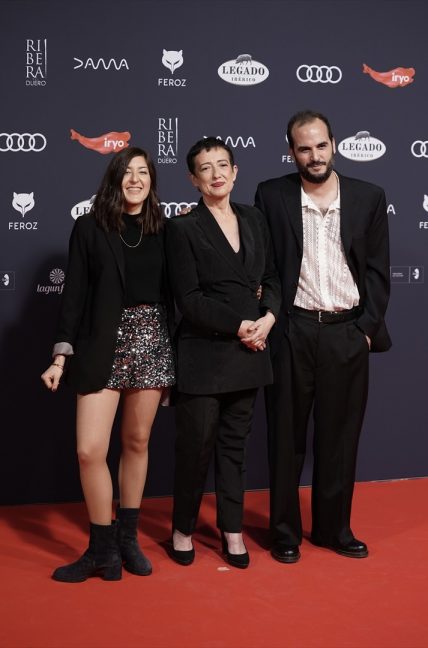 Los periodistas Pepa Blanes, María Guerra y Javier Zurro posan en la alfombra roja previa a la gala de la XI edición de los Premios Feroz, en el Palacio de Vistalegre. Foto: Europa Press