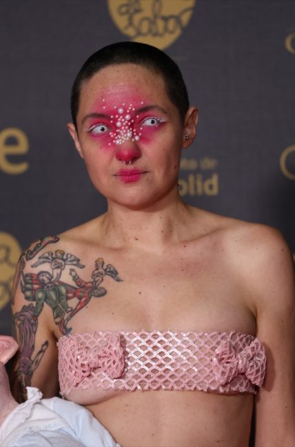 La animadora Carla Pereira posa en la alfombra rosa previa a la gala de la 38 edición de los Premios Goya, en el Auditorio Feria de Valladolid. Foto: Raúl Terrel (Europa Press)