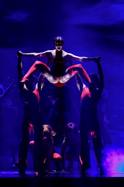 Bailarines y cantantes durante el pase gráfico de 'Bailo, Bailo', el musical inspirado en los grandes éxitos musicales de Raffaella Carrà (EFE/ Zipi)