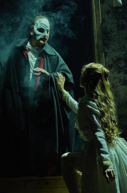 Escena de 'El fantasma de la Ópera' en la que los intérpretes cantan 'Ángel de Música'. Foto: Letsgo Company