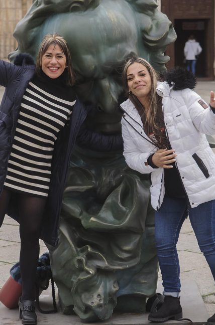 Dos jóvenes se fotograían junto a un busto gigante de Goya en Valladolid, este jueves, un par de días antes de la celebración de los Premios Goya. Foto: R. García (EFE)