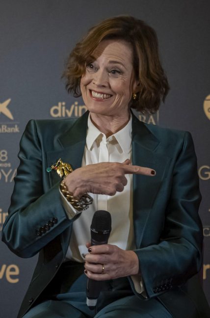 La actriz estadounidense Sigourney Weaver ofrece una rueda de prensa este viernes en Valladolid con motivo del premio Goya Internacional que recibirá mañana, sábado, en la gala de la 38 edición de los premios del cine español. Foto: R. García (EFE)