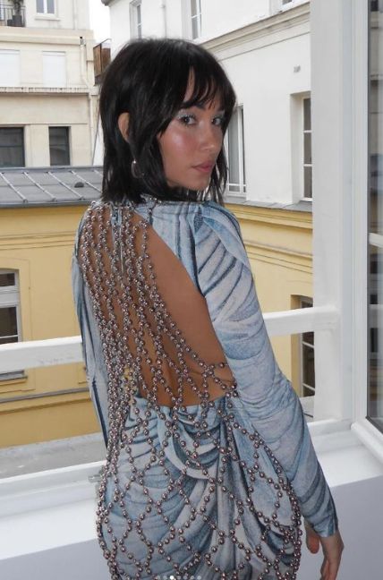 Aitana vestida de Rabanne en París