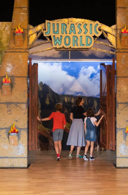 Los visitantes de la exposición de Brickman comienzan su viaje atravesando las emblemáticas puertas de Jurassic World. Foto: Anna Kucera, cedida por Proactiv Entertainment