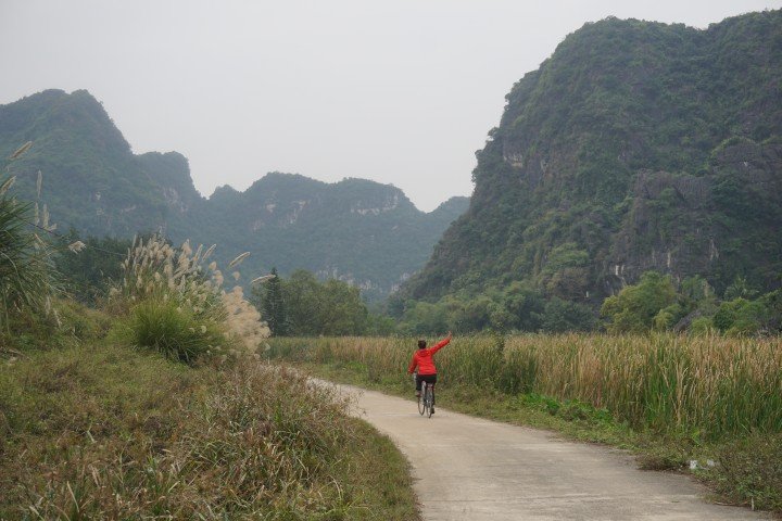 Paseando en bici por las torres cársticas de Tràng An ( Ninh Binh, Vietnam)