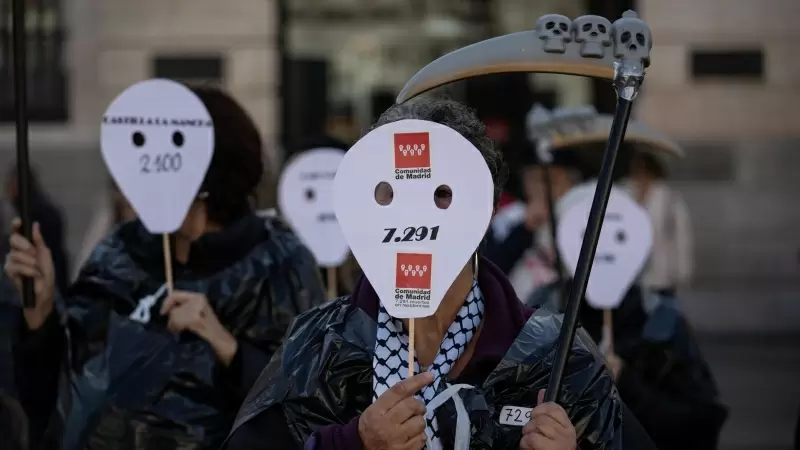 Manifestantes con caretas durante una concentración de la plataforma Marea de Residencias, en la Puerta del Sol, a 17 de noviembre de 2023, en Madrid (España).